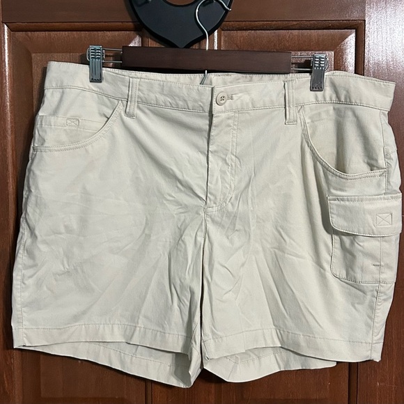 Eddie‎ Bauer Khaki Cargo Shorts Womens Size 16 - Picture 1 of 3